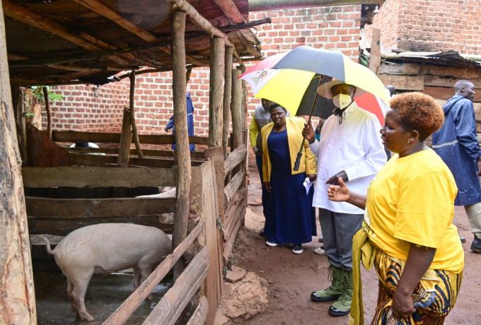 PDM-beneficiary-Damali-Nakayenga-L-shows-President-Museveni